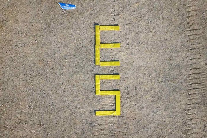 Sel baterai Geely Galaxy E5 setelah dilindas tank.