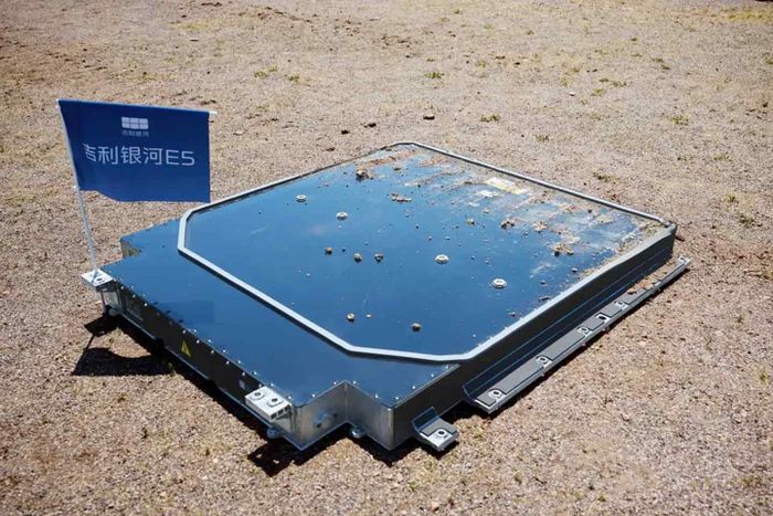 Pak baterai Geely Galaxy E5 setelah dilindas tank ZTZ-59D.