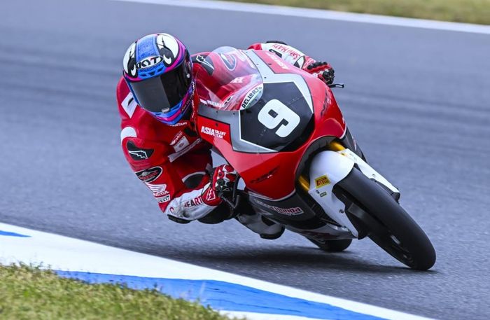 Honda NSF250RW terciri dengan adanya ram air di fairing depan