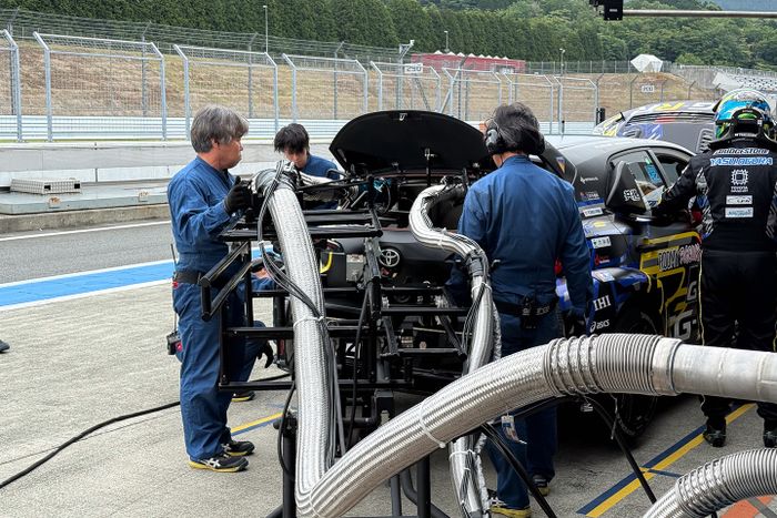 Toyota GR Corolla hidrogen saat diisi hidrogen. Menggunakan teknologi katup baru untuk meningkatkan kecepatan isi,