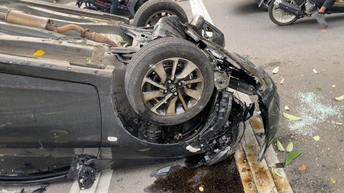 Honda Brio jungkir balik di Semarang. Sopir sempat teriak mintatolong dari kabin