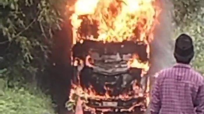 Bus Pahala Kencana terbakar hebat