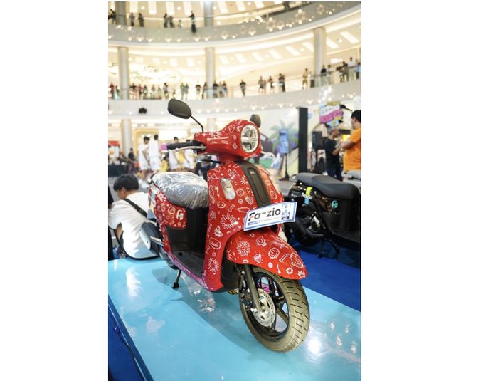 Satu unit Fazzio dihias secara langsung oleh seniman lokal Ipoel Cartoon dengan teknik gambar tangan langsung di bodi motor 
