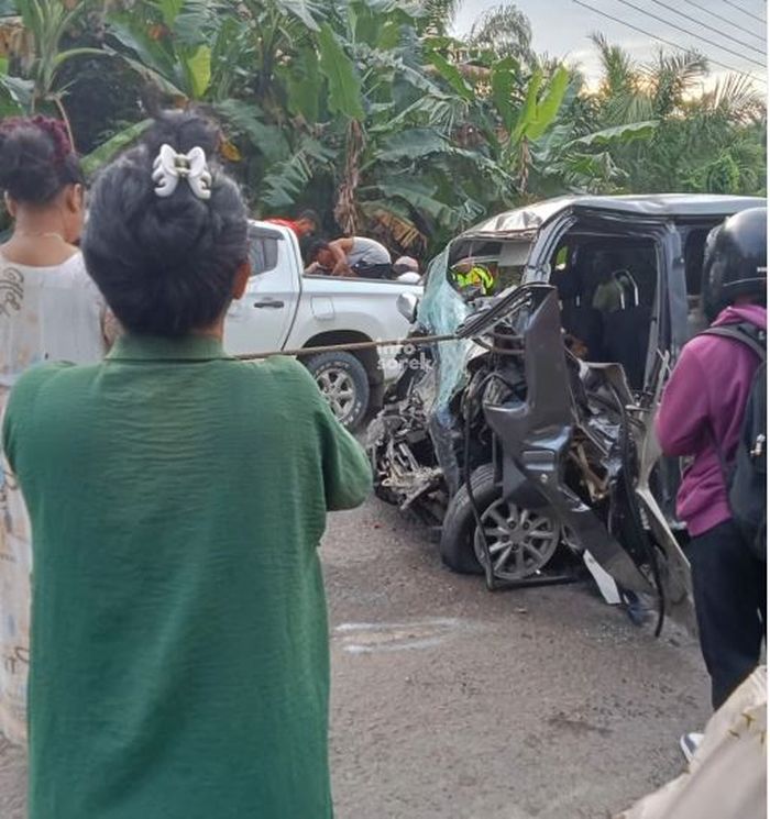 Kondisi ambulans bawa pasien yang dihantam Toyota Land Cruiser Seri 80 di KM 86 desa Kemang, Pangkalan Kuras, Pelalawan, Riau