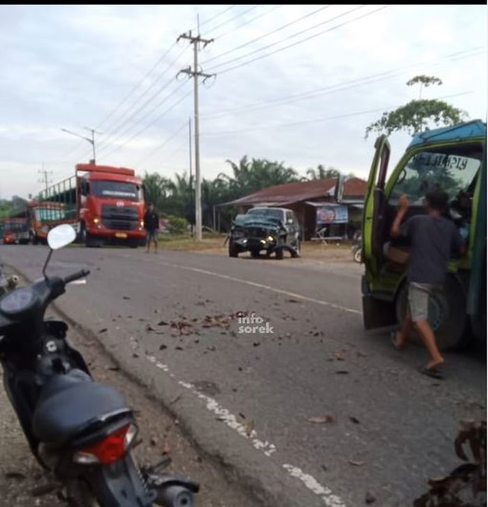 Kondisi Toyota Land Cruiser Seri 80 yang menabrak banteng ambulans di KM 86 desa Kemang, Pangkalan Kuras, Pelalawan, Riau