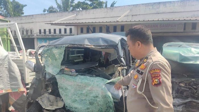Kondisi ambulans yang mengalami kecelakaan. Peristiwa kecelakaan lalu lintas yang merenggut korban jiwa terjadi di Jalan Lintas Timur Km 86+400, Desa Kemang, Kecamatan Pangkalan Kuras, Kabupaten Pelalawan pada Minggu (1/6/2025) pagi. 