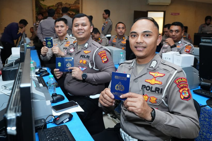 Anggota Korlantas Polri tunjukan BPKB Elektronik atau e-BPKB