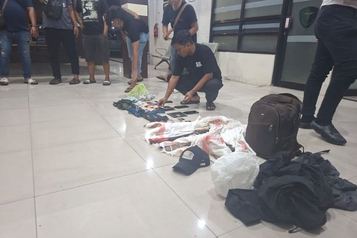 Barang bukti yang diamankan Polisi dari pelaku spesialis pembobol toko di Jawa Timur dan sudah ditembak mati