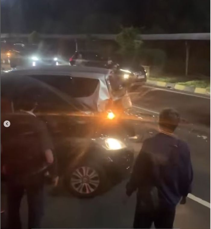 Kondisi tepat pasca 9 kendaraan ditabrak beruntu truck wing box di exit tol Bekasi barat