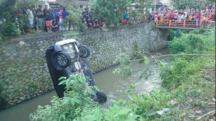 Anggota DPRD Tulungagung, Subani Sirab kecelakaan, Suzuki Grand Vitara yang dikemudikan terbalik di dasar sungai desa Gandong, Bandung, Tulungagung, Jawa Timur