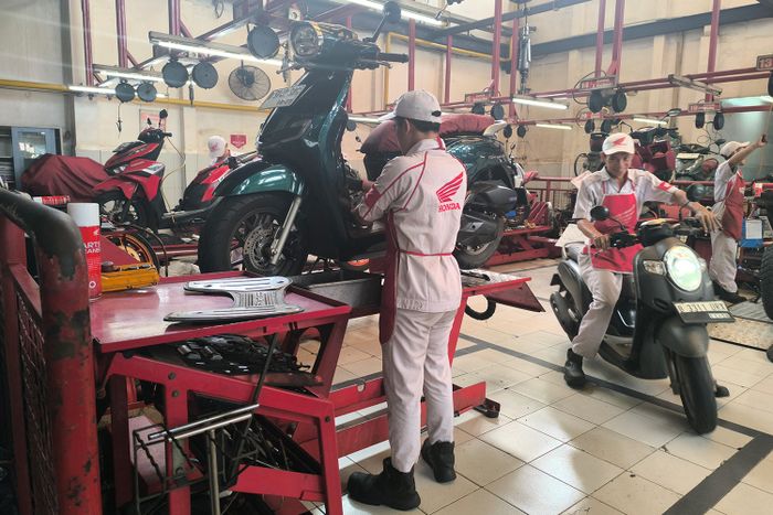 Servis di bengkel resmi Honda AHASS