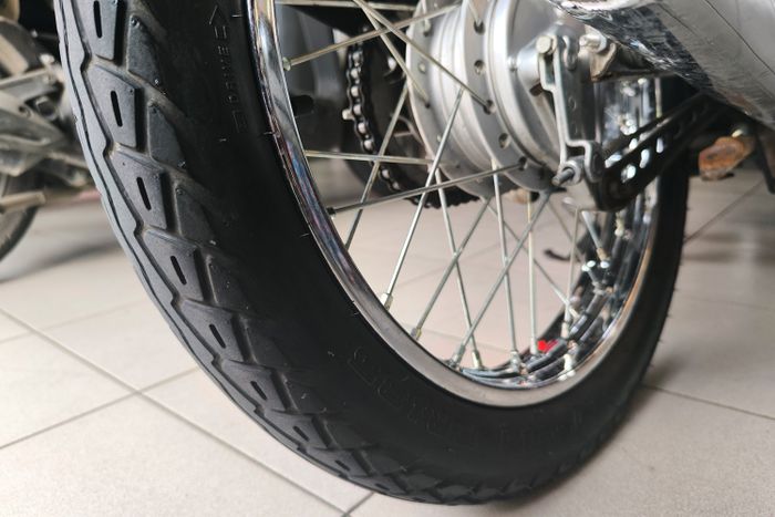 Pastikan selalu cek kondisi ban motor untuk menjaga performa tetap baik