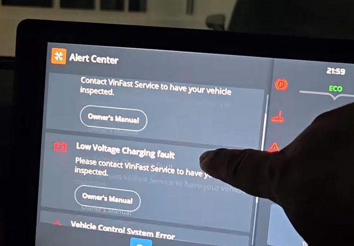 Error yang muncul di mobil listrik VinFast VF3 milik Andy Garna