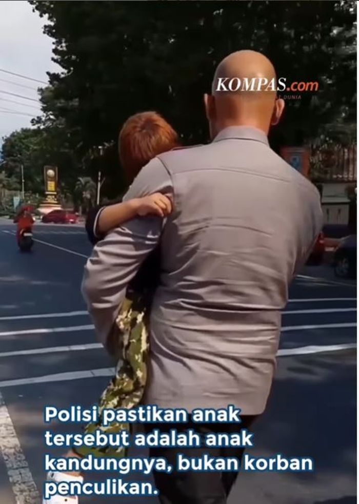 Kapolres Kendal, AKBP Hendry Susanto Sianipar menggendong anak dari pecatan anggota TNI yang merusuh naik KIA Picanto di kendal, Jawa Tengah