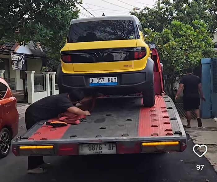 VinFast VF3 milik Andy Garna saat di-towing ke bengkel