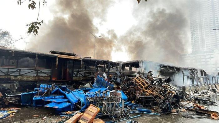 Puluhan Bus Transjakarta bekas ludes diamuk si jago merah hingga sisa rangka saja