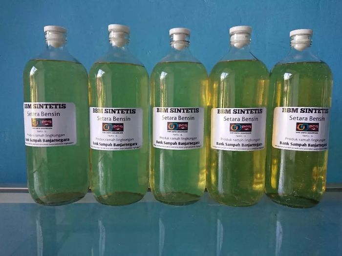 Petasol, bahan bakar minyak (BBM) yang diproduksi dari sampah kantong plastik atau kresek bekas pakai. Inovasi ini berasal dari Bank Sampah Banjarnegara.