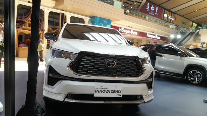 Innova Zenix di Mall Kasablanka