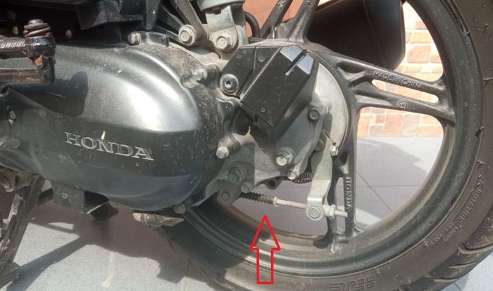 Periksa setelan rem tromol belakang di motor