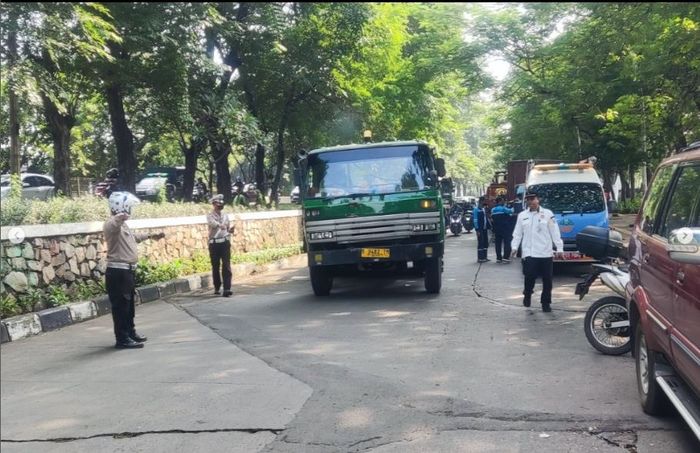 Operasi Gabungan Uji Emisi oleh Dinas Lingkungan Hidup, bersama Satpol PP, Dinas Perhubungan (Dishub) dan Subdit Gakkum Polda Metro Jaya di Plumpang, Jakarta Utara