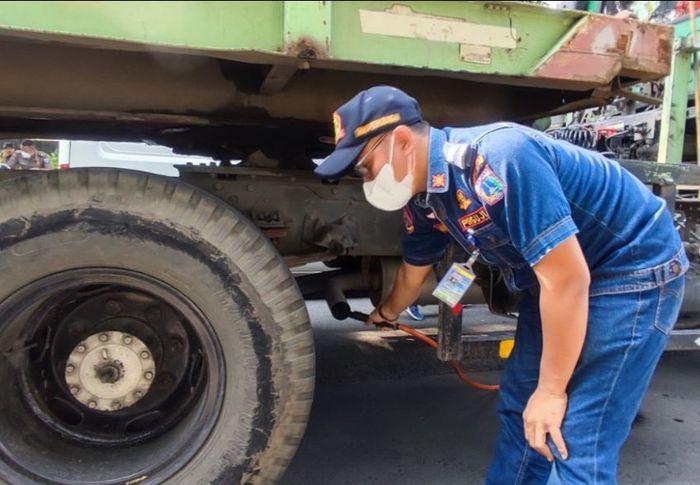 Uji emisi dalam Operasi gabungan Dinas Lingkungan Hidup, bekerja sama dengan Satpol PP, Dinas Perhubungan (Dishub) dan Subdit Gakkum Polda Metro Jaya di Plumpang, Jakarta Utara