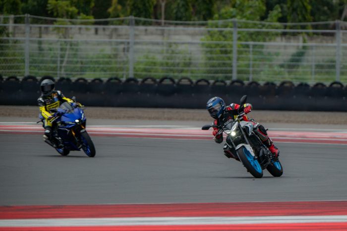 Jok yang lebih ramping bikin pengendalian motor saat bermanuver lebih mudah