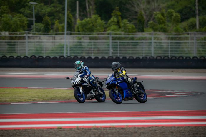 Posisi riding Yamaha R25 lebih tegap dibandingkan R15