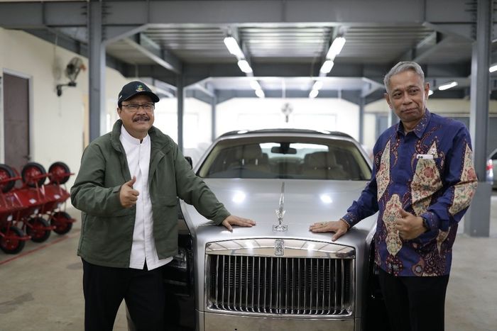 Menteri Sosial RI, Saifullah Yusuf berpose di depan Rolls-Royce Ghost yang akhirnya laku dilelang Rp 2,5 miliar