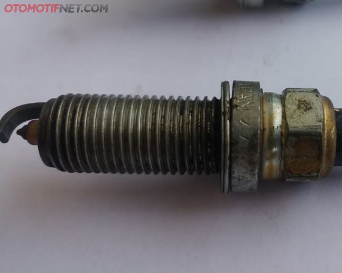 Ini penyebab drat atau ulir di busi mobil bekas dipenuhi bekas oli