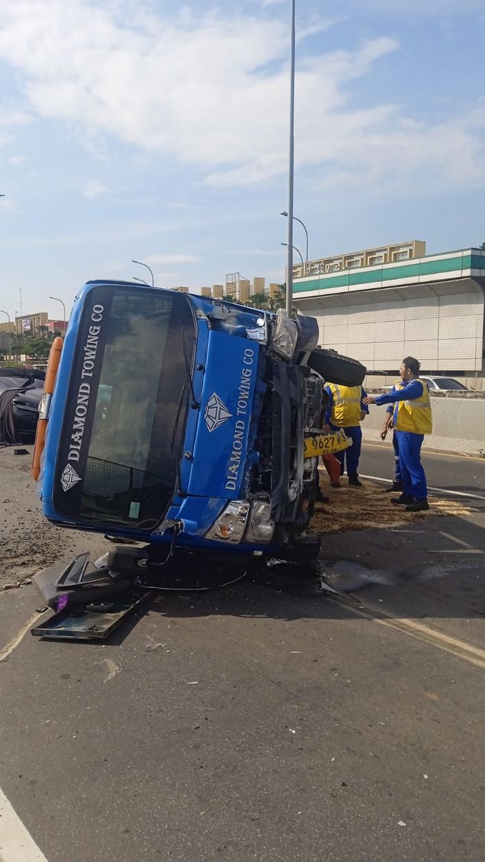 Ferrari Purosangue harga Rp 18 Milliar alami kecelakaan setelah dibawa oleh towing