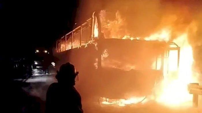 Bus PO AKAS Aurora yang terbakar di KM 235 tol Kanci-Pejagan, Brebes, Jawa Tengah, (16/6/25)