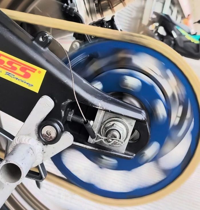 Safety wire yang terpasang pada baut as roda