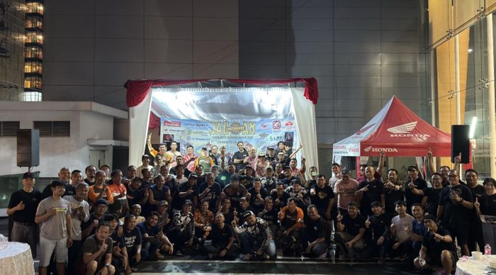 Seluruh peserta berfoto bersama usai menyelesaikan etape touring