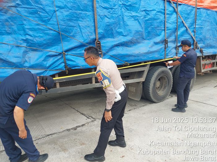 Pemeriksaan terhadap truk yang membawa muatan lebih