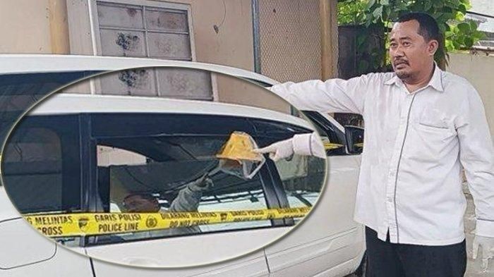Polisi tunjukan kaca belakang kanan Toyota Avanza yang terbuka karena ditarik maling uang Rp 388 juta di dalam kabin yang merupakan dana desa Tapandullu, Mamuju, Sulawesi Barat