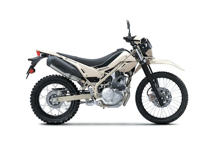 KLX230 SHERVA punya body yang lebih compact, dengan shroud ramping dan warna-warna earth tone yang memberi kesan utilitarian.