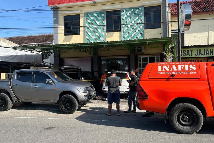 Tim INAFIS Polri datangi parkiran ruko di padukuhan Kedunggong, Wates, Kulon Progo, Yogyakarta karena sebuah Toyota Fortuner jadi sasaran maling modus pecah kaca
