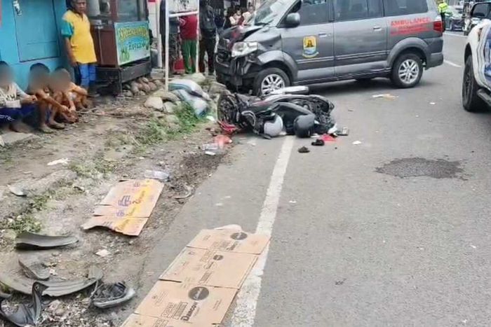 Kondisi usai ambulans desa Karamang, Greged, Cirebon menabrak dua motor di Jl Jenderal Sudirman, kota Cirebon