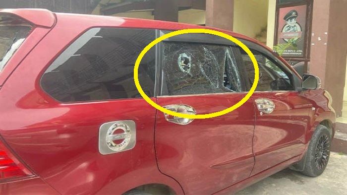 Kondisi Toyota Avanza bos rental mobil yang dikeroyok massa saat akan menarik Toyota Kijang Innova milik sendiri namun diteriaki maling oleh pelaku penggelapan di Kampung Kemili, Bebesen, Aceh Tengah