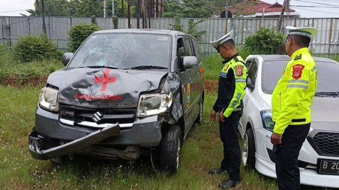 Polisi menunjukan ambulans berbasis Suzuki APV yang mengalami kecelakaan maut di Jl Jenderal Sudirman, kota Cirebon, Jawa Barat