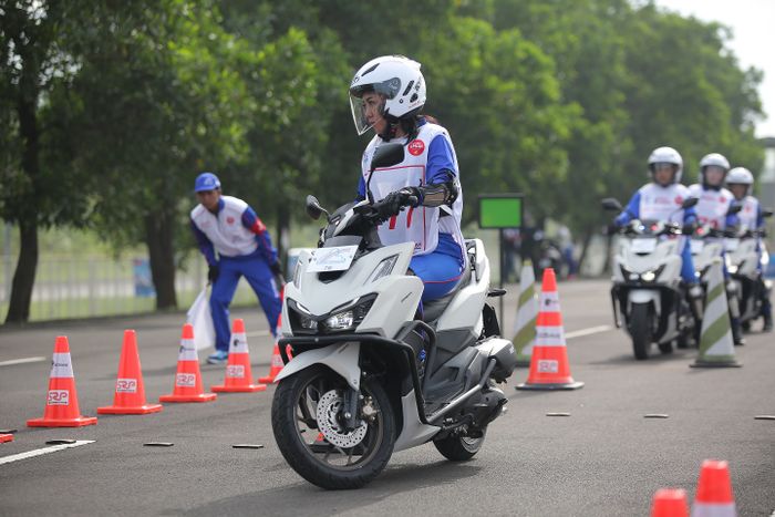 Aksi para peserta The 16th Astra Honda Safety Riding Instructor Competition (AHSRIC) 2025 yang digelar di Astra Honda Motor Safety Riding Park (AHMSRP) di Deltamas (18/6).