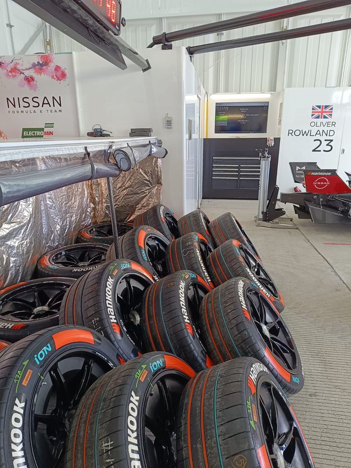 Ban yang digunakan Nissan dalam ajang Formula E Jakarta