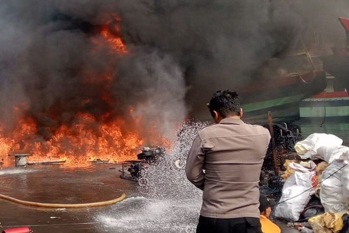 Kobaran api besar saat kebakaran di dermaga pelabuhan Pelindo kota Tegal, Jawa Tengah