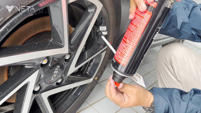 Pemakaian tabung repair kit mobil listrik NETA