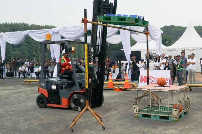 Adu keahlian bawa forklift di TMMIN Logistic Contest 2025