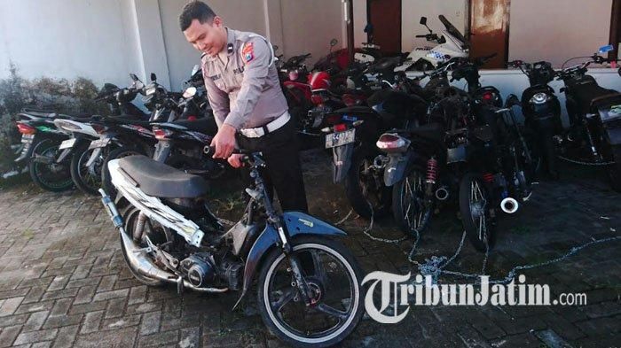 Anggota Satlantas Polres Tulungagung tunjukan motor-motor sitaan tilang yang tak diambil pemiliknya