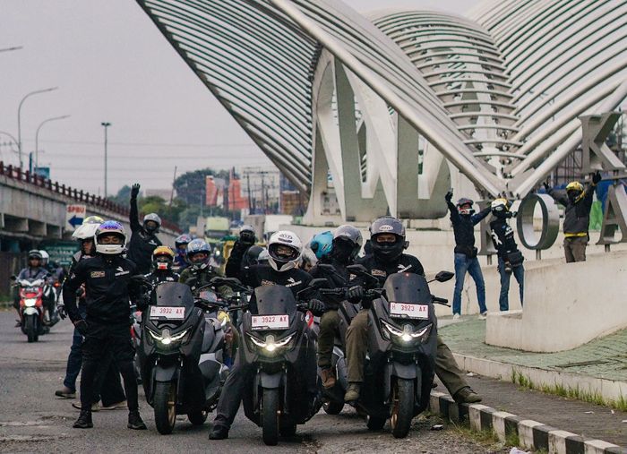 Menyempatkan berfoto di Jembatan Kretek Kudus