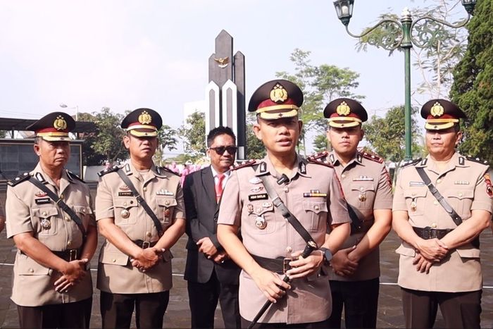 Kapolres Wonosobo, AKBP M Kasim Akbar Bantilan bersama jajaran usai ziarah dan tabur bunga dalam rangka Hari Bhayangkara ke-79 di Makam Pahlawan Wiropati, (23/6/25).