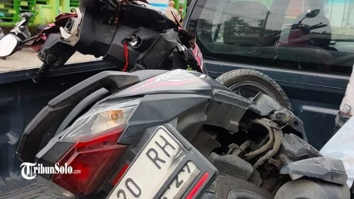Honda BeAT yang menabrak pohon mangga di desa Kemuning, Ngargoyoso, Karanganyar, Jawa Tengah tewaskan ibu, anak dan nenek