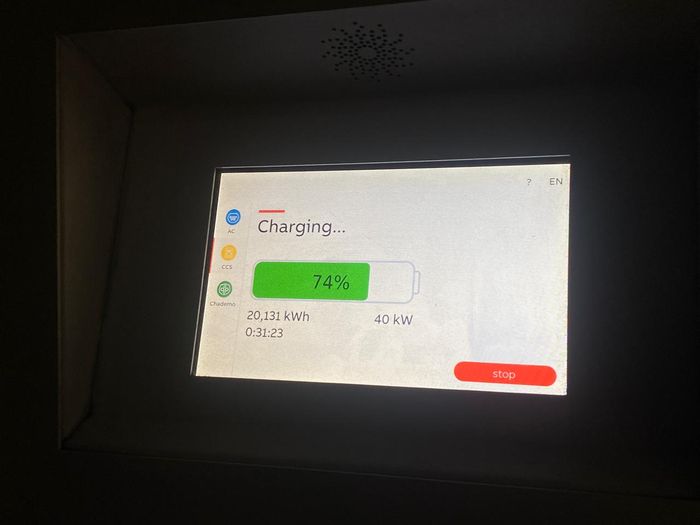 Saat isi daya BMW iX1, daya mencapai 40 kW di layar.